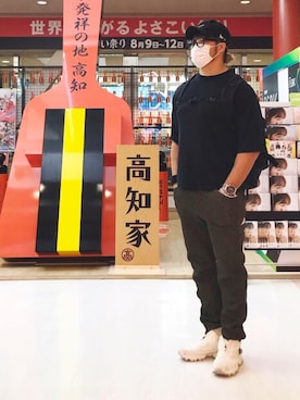 「and wander（アンドワンダー）のアイテム（スウェットパンツ）」を使った、棚橋弘至さん（メンズ・181cm）の秋コーディネート