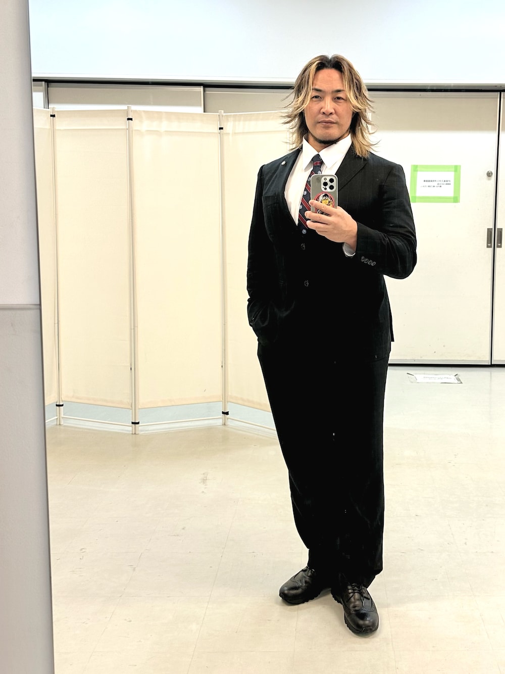 「オーダースーツのアイテム（スーツセット、ブラック系）」を使った、棚橋弘至さん（メンズ・181cm）の秋コーディネートの1枚目の写真
