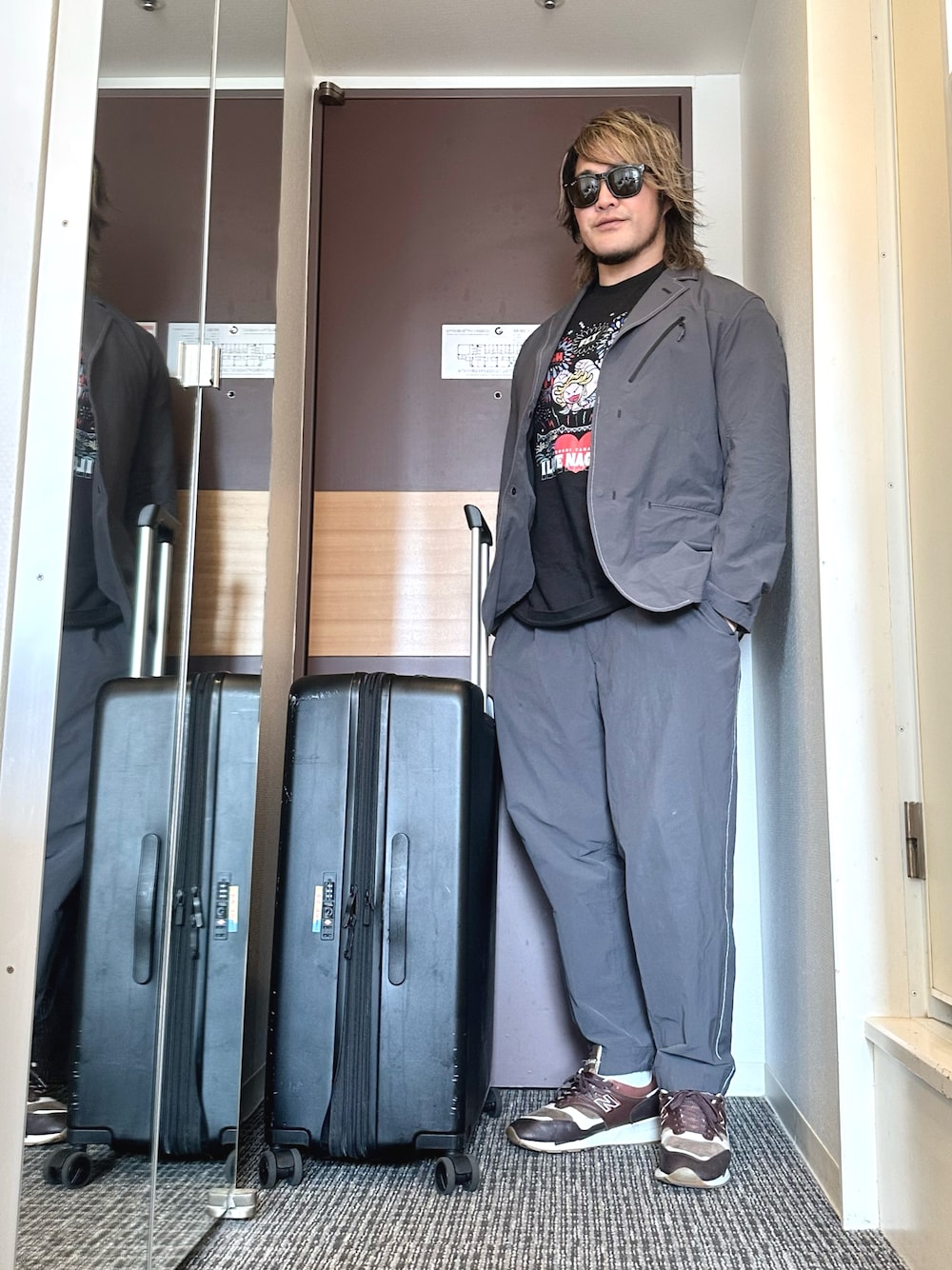 「1500」｜「闘魂SHOPのアイテム（Tシャツ/カットソー、ブラック系）」を使った、棚橋弘至さん（メンズ・181cm）の春コーディネートの1枚目の写真