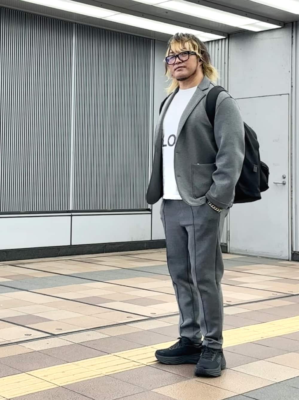「新横浜」｜「LOW IQ 01のアイテム（Tシャツ/カットソー、ホワイト系）」を使った、棚橋弘至さん（メンズ・181cm）の春コーディネートの1枚目の写真