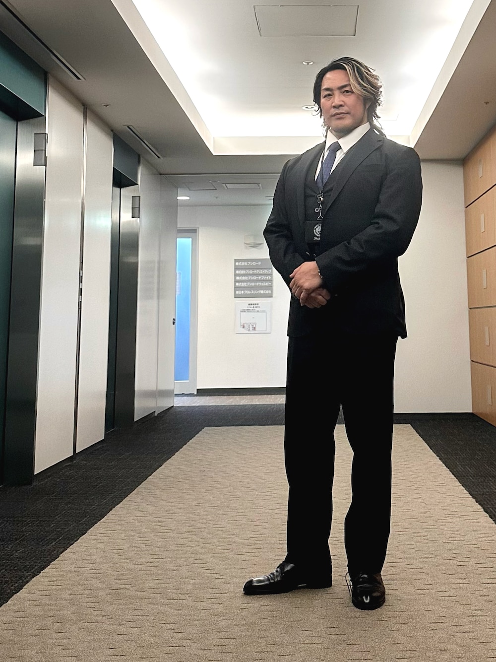 「中野坂上」｜「GUCCIのアイテム（ネクタイ、ブルー系）」を使った、棚橋弘至さん（メンズ・181cm）の春コーディネートの1枚目の写真