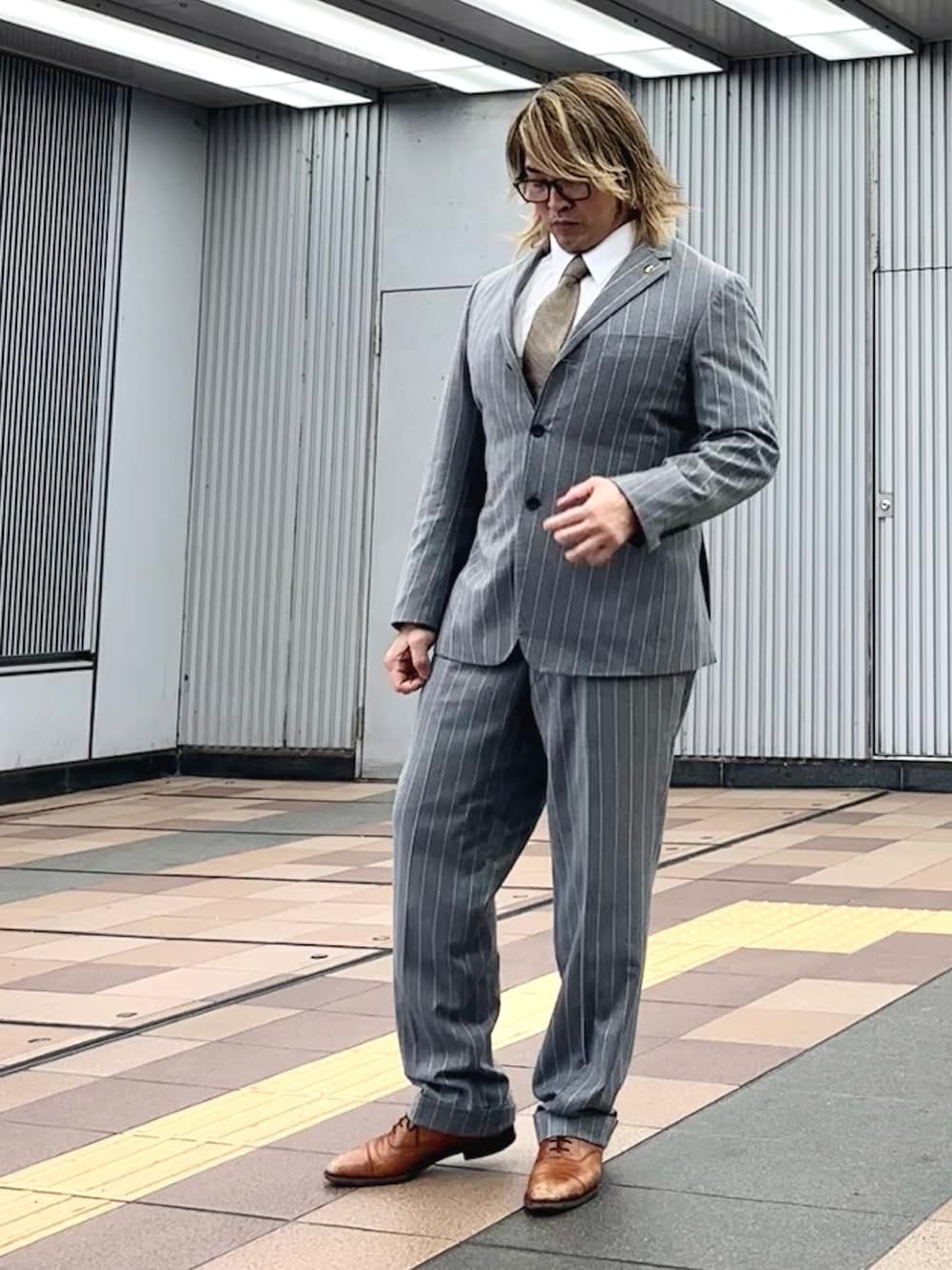 「新横浜、神戸」｜「TOM FORDのアイテム（ネクタイ、ゴールド系）」を使った、棚橋弘至さん（メンズ・181cm）の秋コーディネートの1枚目の写真