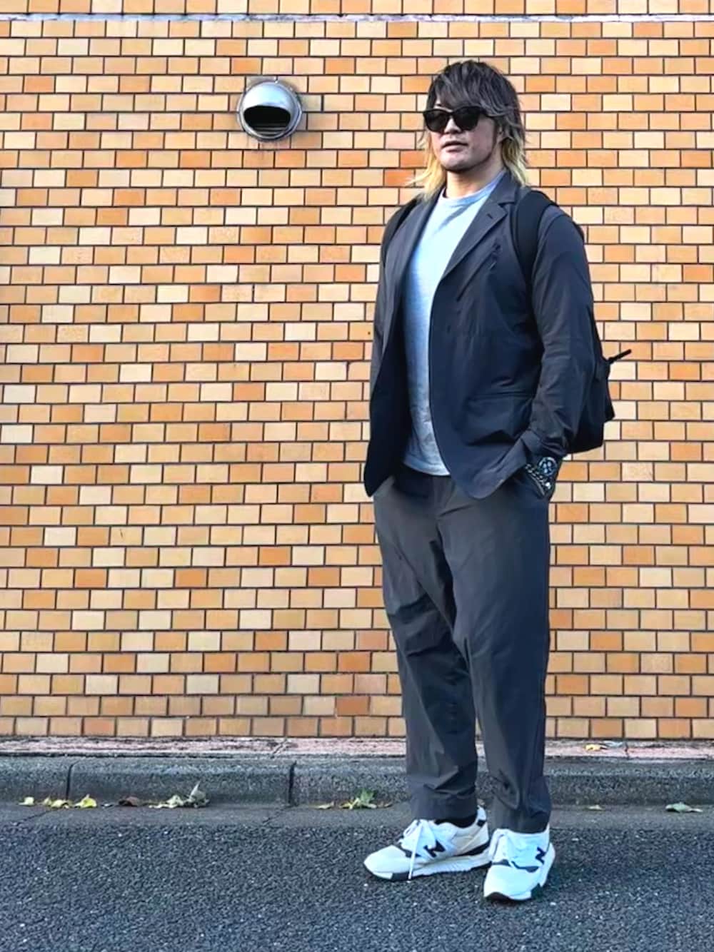 「Saturdays NYCのアイテム（Tシャツ/カットソー、グレー系）」を使った、棚橋弘至さん（メンズ・181cm）の冬コーディネートの1枚目の写真