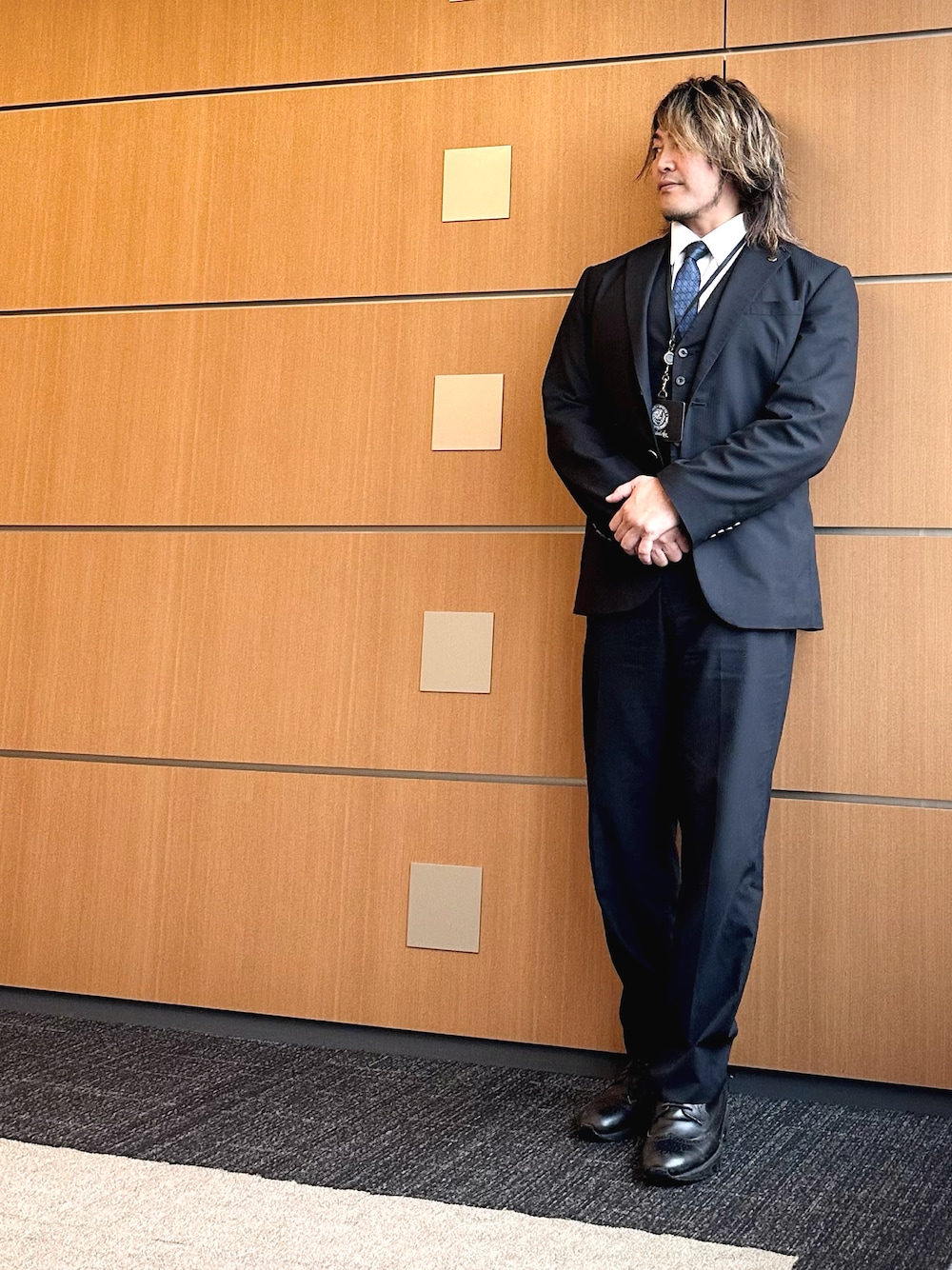 「中野坂上」｜「GUCCIのアイテム（ネクタイ、ブルー系）」を使った、棚橋弘至さん（メンズ・181cm）の夏コーディネートの1枚目の写真