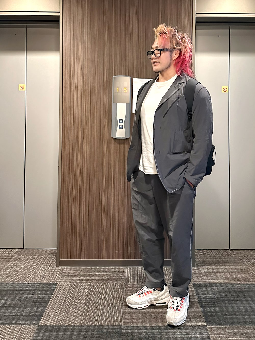 「セットアップ」｜「闘魂SHOPのアイテム（Tシャツ/カットソー、ホワイト系）」を使った、棚橋弘至さん（メンズ・181cm）の夏コーディネートの1枚目の写真