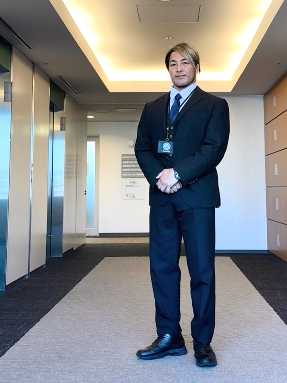 「中野坂上」｜「Christian Oraniのアイテム（ネクタイ、ブルー系）」を使った、棚橋弘至さん（メンズ・181cm）の冬コーディネートの1枚目の写真
