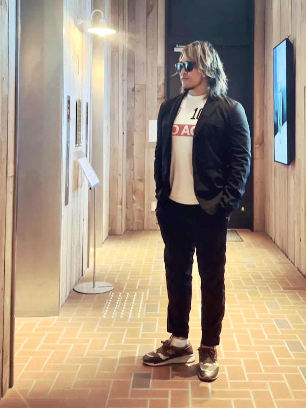 「大阪」｜「闘魂SHOPのアイテム（Tシャツ/カットソー、ホワイト系）」を使った、棚橋弘至さん（メンズ・181cm）の春コーディネートの1枚目の写真