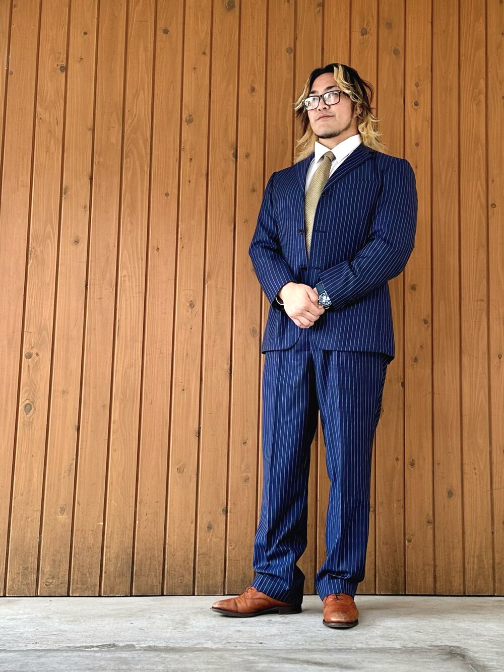 「新日本プロレス道場」｜「Paul Stuartのアイテム（ネクタイ、イエロー系）」を使った、棚橋弘至さん（メンズ・181cm）の春コーディネートの1枚目の写真