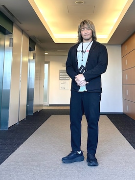 「HOKA（ホカ）のアイテム」を使った、棚橋弘至さん（メンズ・181cm）の冬コーディネート