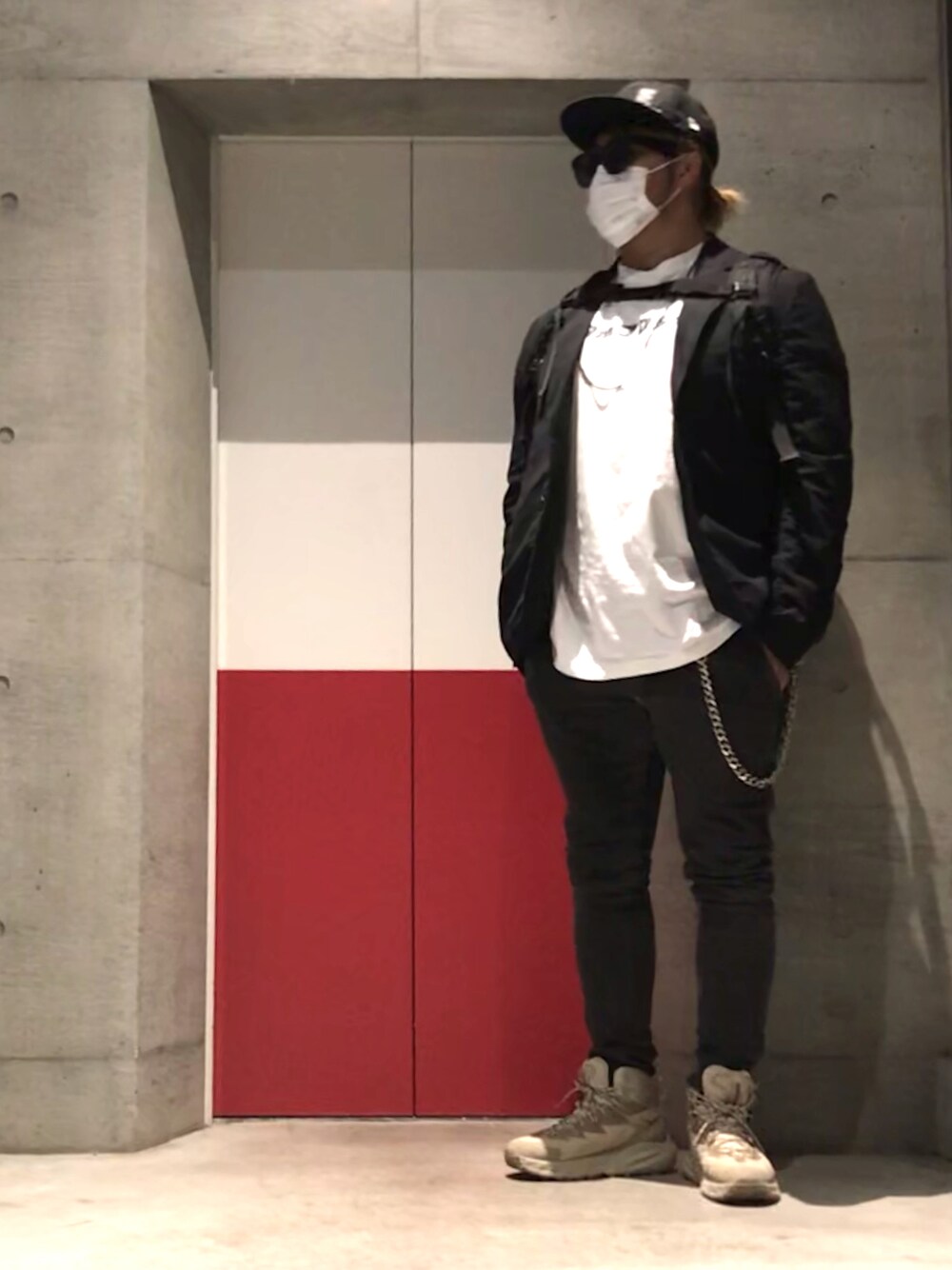 「yohjiyamamoto×NEWERA」｜「NEW ERAのアイテム（キャップ、ブラック系）」を使った、棚橋弘至さん（メンズ・181cm）の秋コーディネートの1枚目の写真