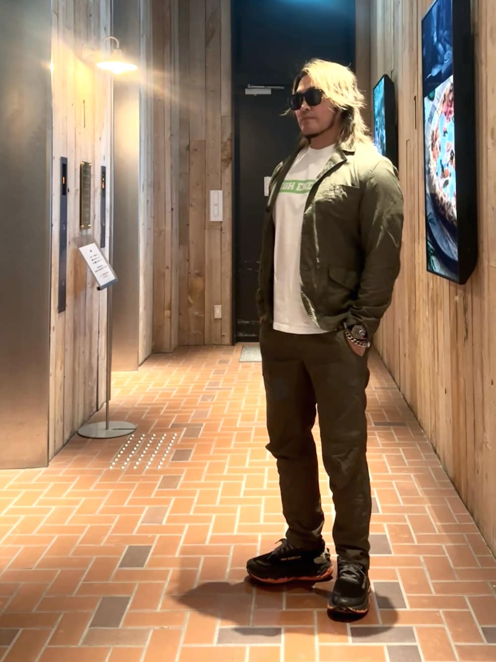 「大阪」｜「闘魂SHOPのアイテム（Tシャツ/カットソー、ホワイト系）」を使った、棚橋弘至さん（メンズ・181cm）の春コーディネートの1枚目の写真