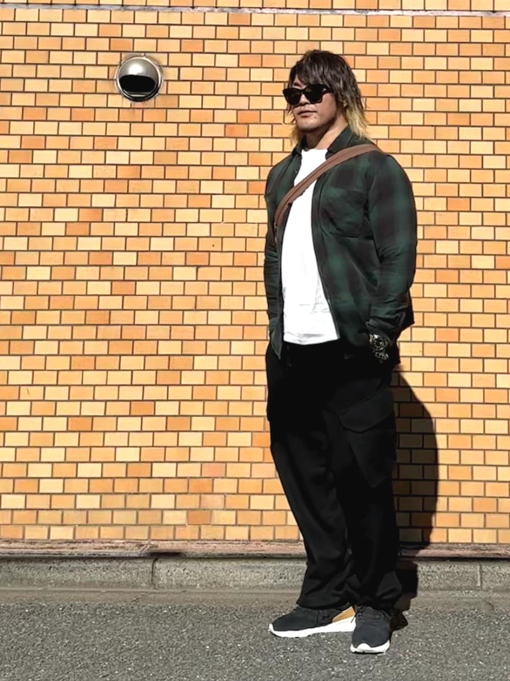 「SOPHNET.のアイテム（Tシャツ/カットソー、ホワイト系）」を使った、棚橋弘至さん（メンズ・181cm）の秋コーディネートの1枚目の写真
