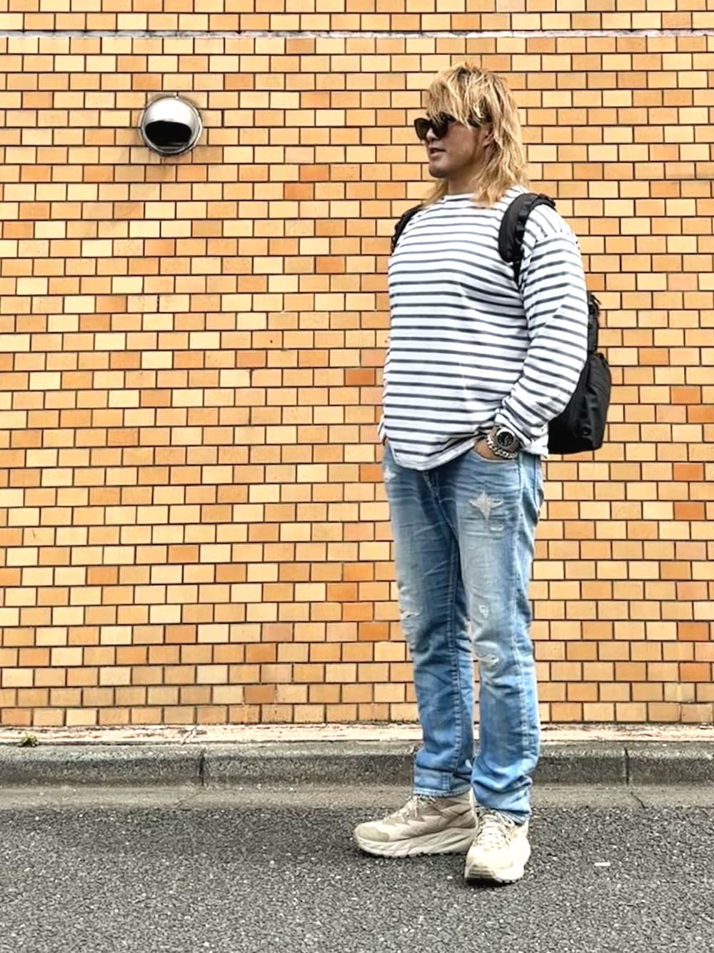 「ボーダー」｜「TUMIのアイテム（バックパック/リュック、ブラック系）」を使った、棚橋弘至さん（メンズ・181cm）の春コーディネートの1枚目の写真