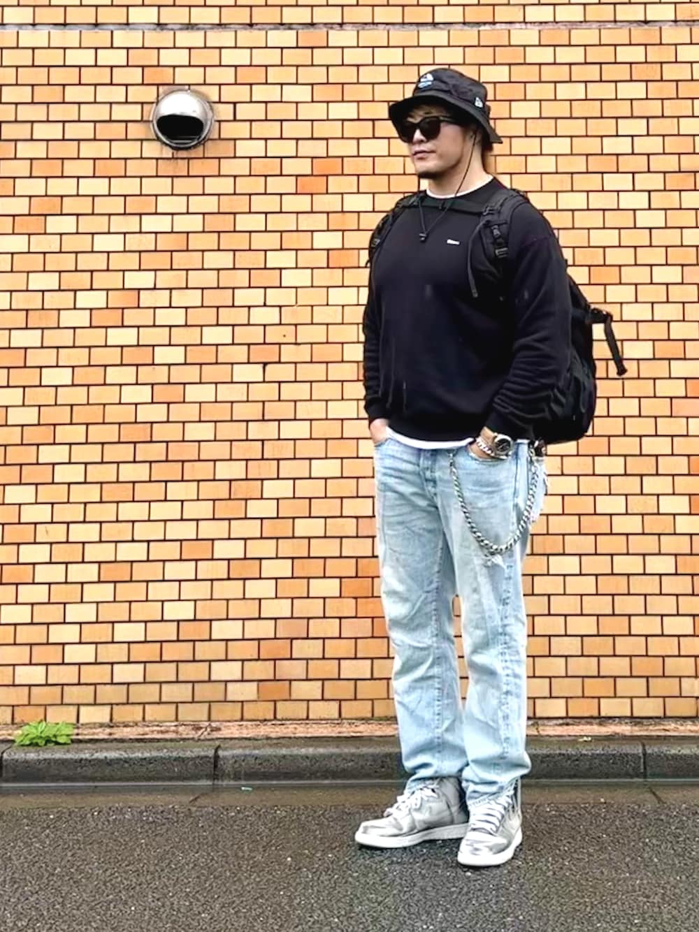 「NEW ERAのアイテム（ハット、ブラック系）」を使った、棚橋弘至さん（メンズ・181cm）の夏コーディネートの1枚目の写真