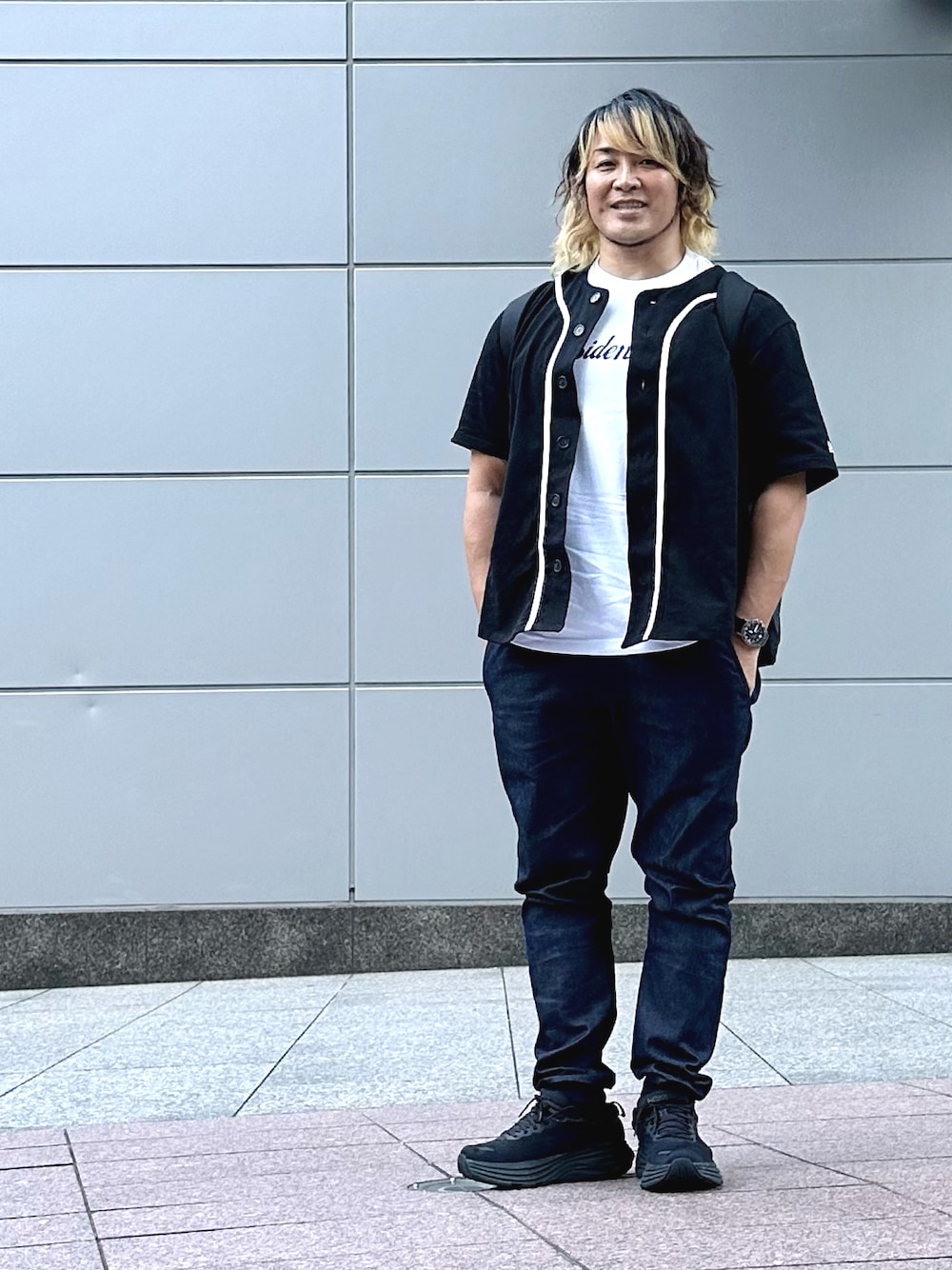 「NEWERA」｜「闘魂SHOPのアイテム（Tシャツ/カットソー、ホワイト系）」を使った、棚橋弘至さん（メンズ・181cm）の春コーディネートの1枚目の写真