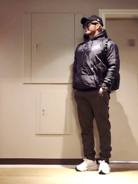 「and wander（アンドワンダー）のアイテム（スウェットパンツ）」を使った、棚橋弘至さん（メンズ・181cm）の冬コーディネート