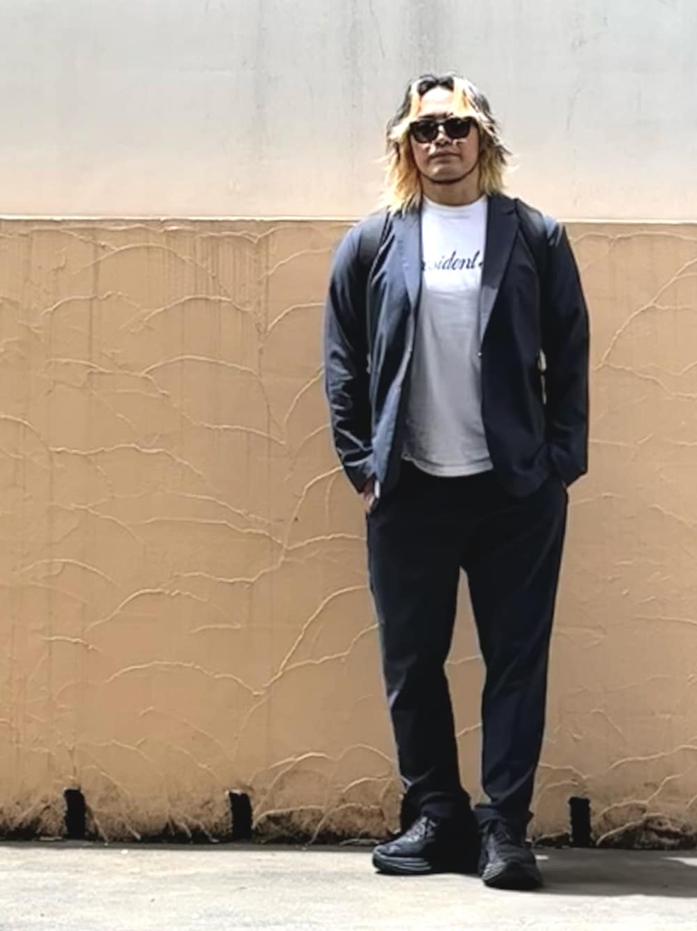 「新日本プロレス道場」｜「新日本プロレスのアイテム（Tシャツ/カットソー、ホワイト系）」を使った、棚橋弘至さん（メンズ・181cm）の春コーディネートの1枚目の写真