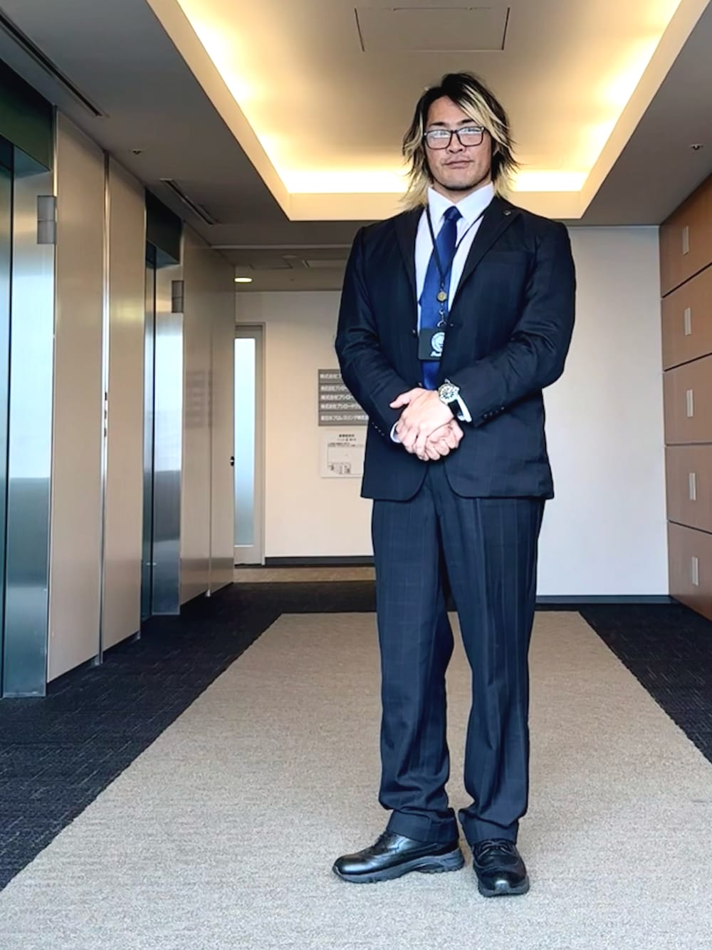 「中野坂上」｜「Sinnのアイテム（腕時計、ブラック系）」を使った、棚橋弘至さん（メンズ・181cm）の夏コーディネートの1枚目の写真