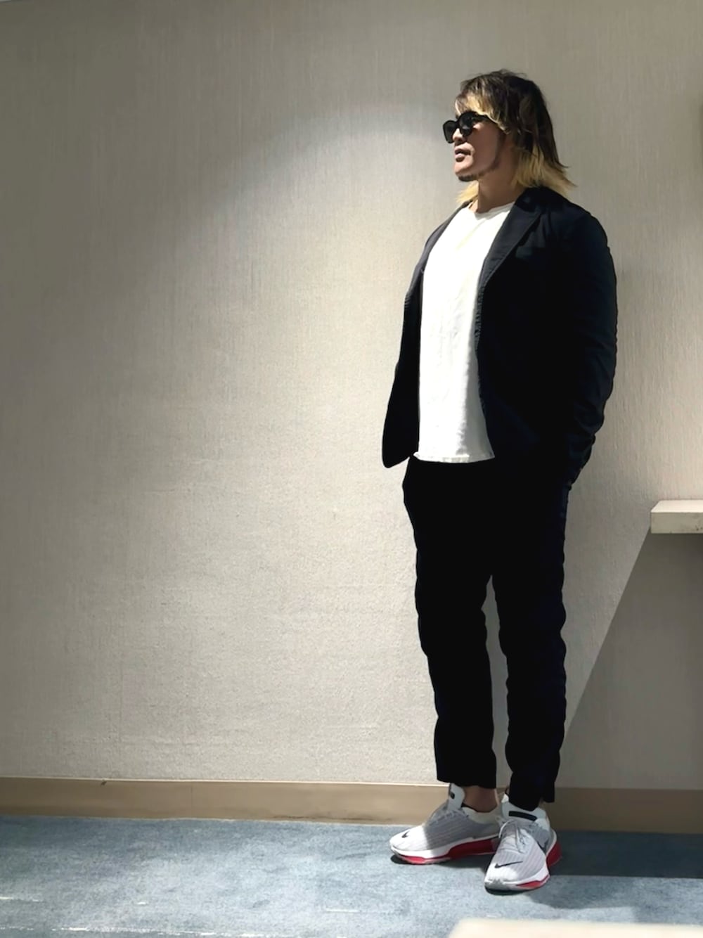 「登別」｜「SOPHNET.のアイテム（Tシャツ/カットソー、ホワイト系）」を使った、棚橋弘至さん（メンズ・181cm）の夏コーディネートの1枚目の写真
