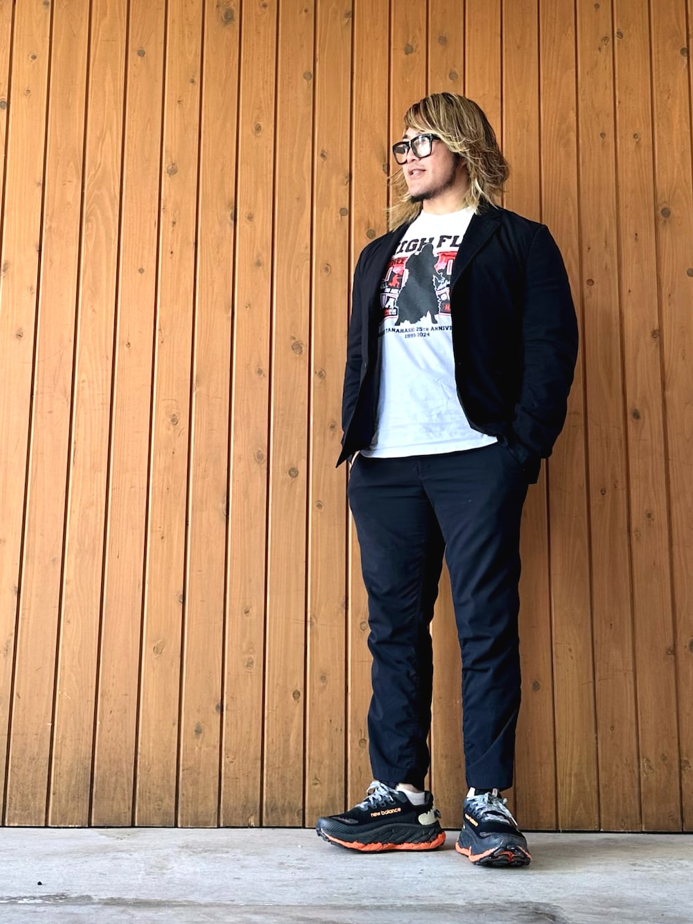 「新日本プロレス道場」｜「闘魂SHOPのアイテム（Tシャツ/カットソー、ホワイト系）」を使った、棚橋弘至さん（メンズ・181cm）の秋コーディネートの1枚目の写真