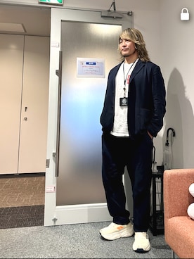 「アイテム（セットアップ）」を使った、棚橋弘至さん（メンズ・181cm）の秋コーディネート