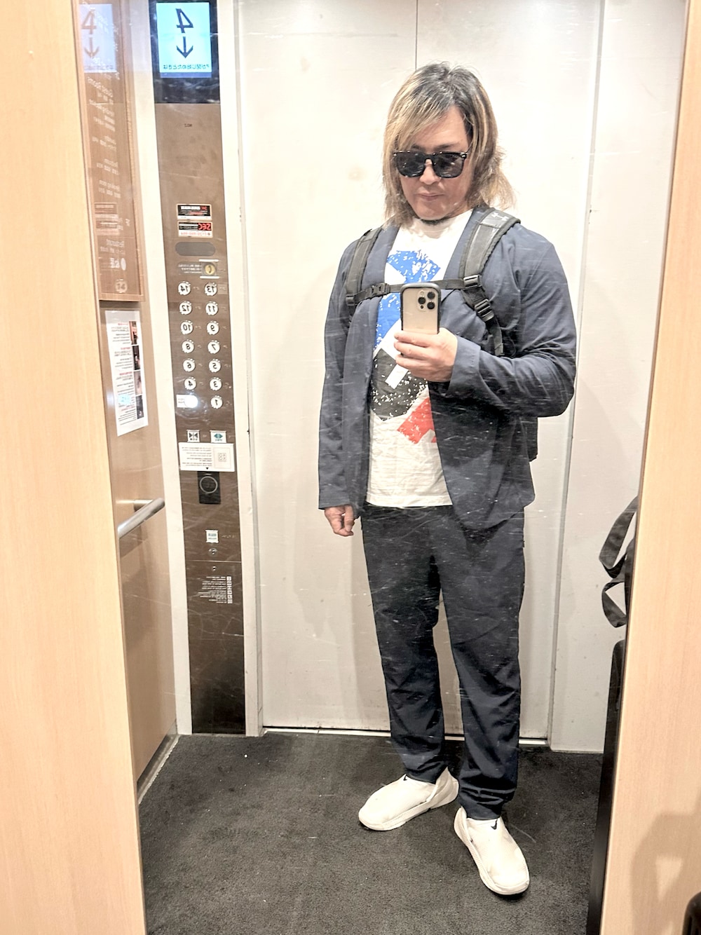 「広島」｜「闘魂SHOPのアイテム（Tシャツ/カットソー、ホワイト系）」を使った、棚橋弘至さん（メンズ・181cm）の春コーディネートの1枚目の写真