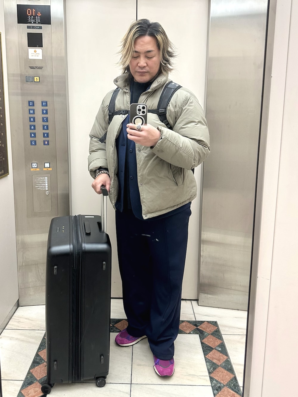 「松山」｜「THE NORTH FACEのアイテム（ダウンジャケット/コート、ベージュ系）」を使った、棚橋弘至さん（メンズ・181cm）の春コーディネートの1枚目の写真