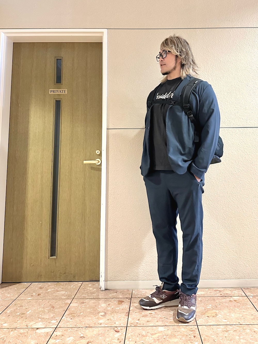「北見市」｜「闘魂SHOPのアイテム（Tシャツ/カットソー、グレー系）」を使った、棚橋弘至さん（メンズ・181cm）の秋コーディネートの1枚目の写真