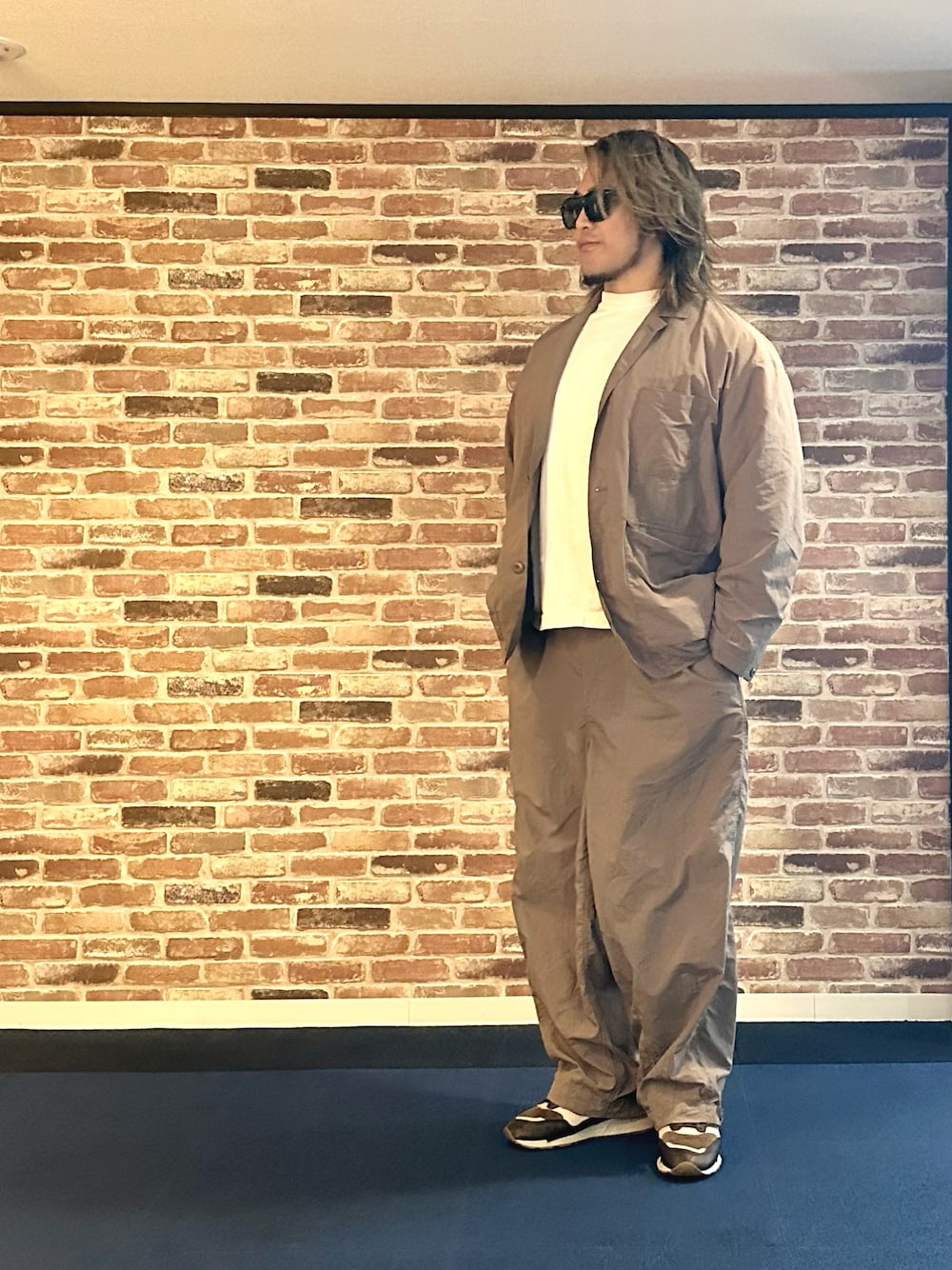 「福岡」｜「CAMBERのアイテム（Tシャツ/カットソー、ホワイト系）」を使った、棚橋弘至さん（メンズ・181cm）の春コーディネートの1枚目の写真