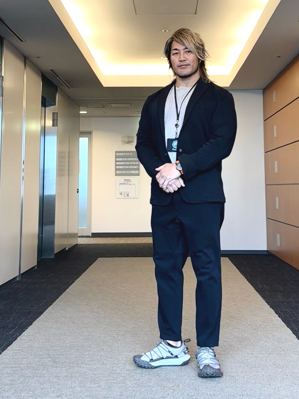 「中野坂上」｜「Ron Hermanのアイテム（Tシャツ/カットソー、グレー系）」を使った、棚橋弘至さん（メンズ・181cm）の冬コーディネートの1枚目の写真