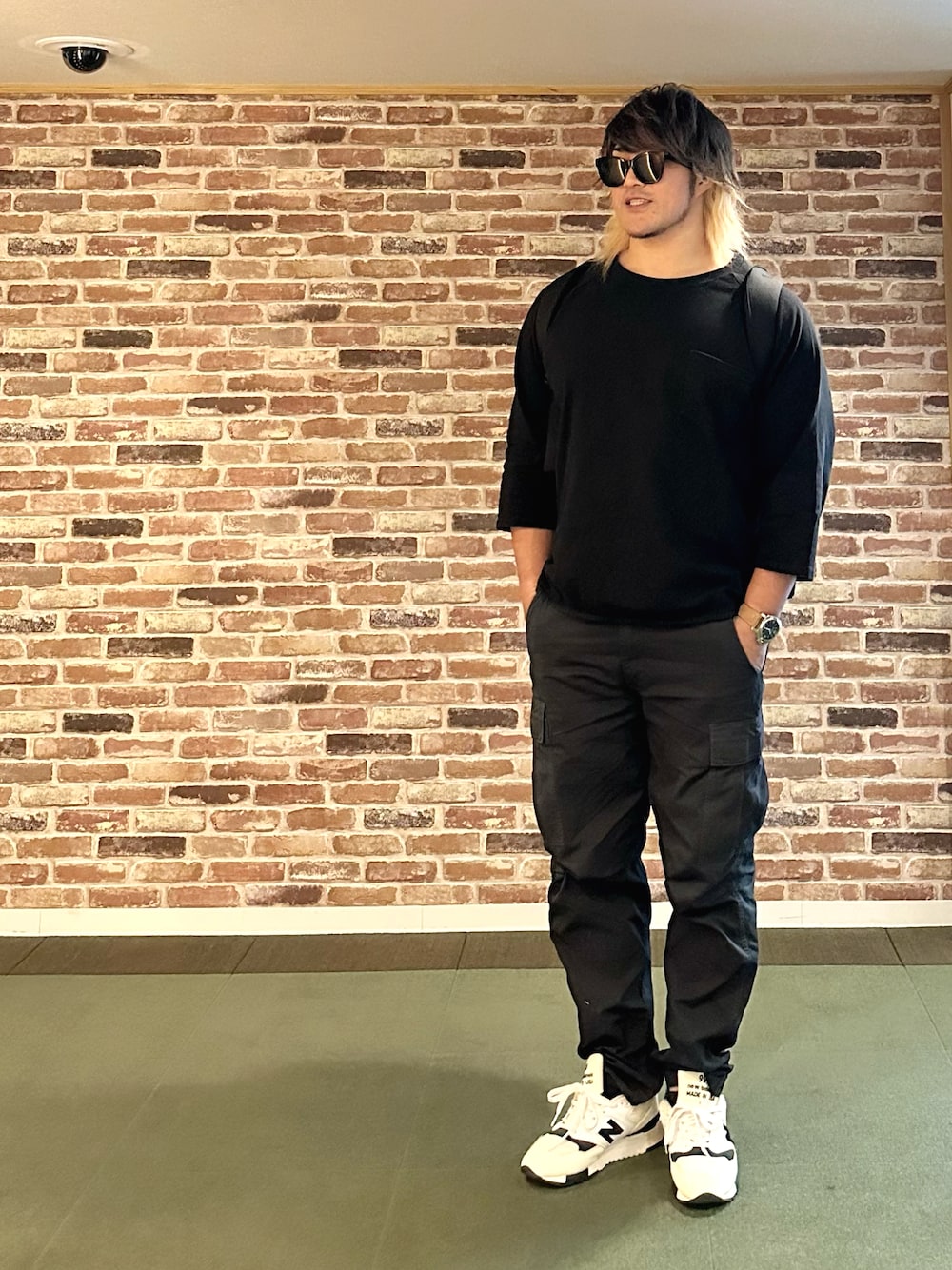 「博多」｜「BEDWIN & THE HEARTBREAKERSのアイテム（Tシャツ/カットソー、ブラック系）」を使った、棚橋弘至さん（メンズ・181cm）の冬コーディネートの1枚目の写真