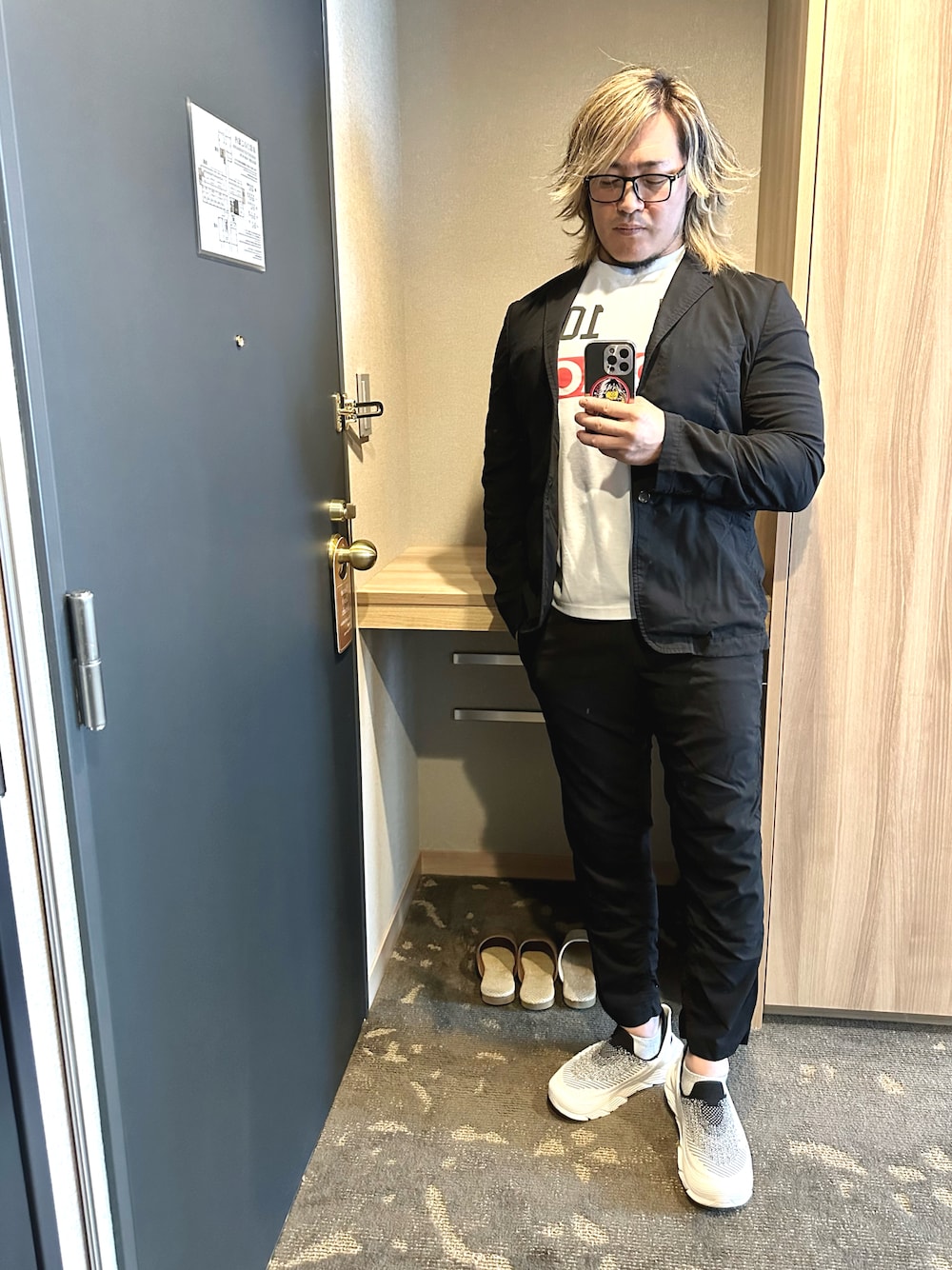 「北海道、登別」｜「闘魂SHOPのアイテム（Tシャツ/カットソー、ホワイト系）」を使った、棚橋弘至さん（メンズ・181cm）の秋コーディネートの1枚目の写真