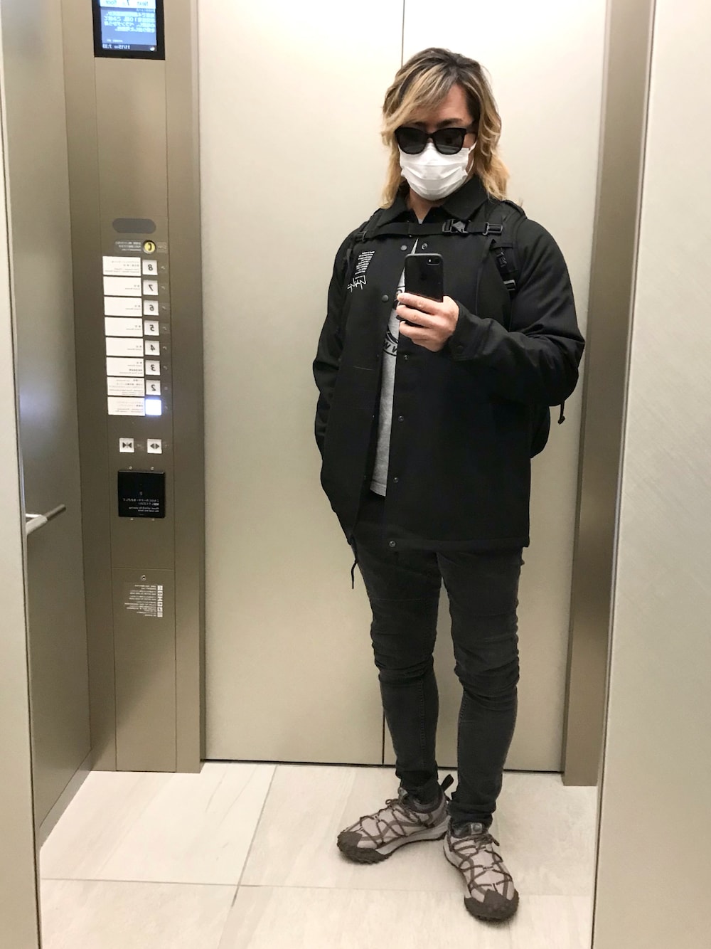 「yohjiyamamoto×NEWERA、唐津市、佐賀県」｜「闘魂SHOPのアイテム（Tシャツ/カットソー、グレー系）」を使った、棚橋弘至さん（メンズ・181cm）の秋コーディネートの1枚目の写真