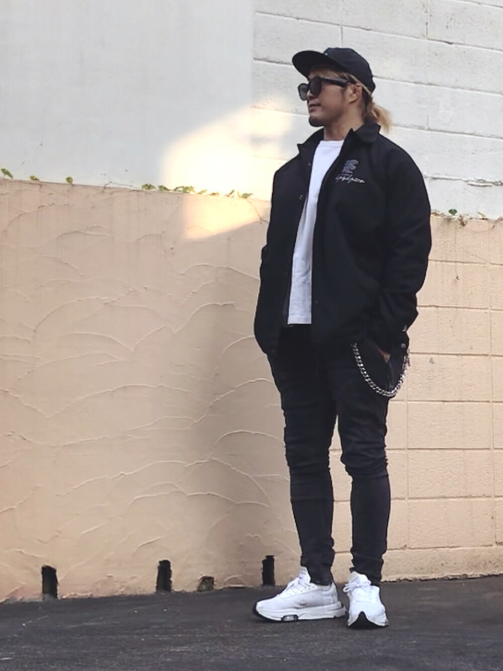 「yohjiyamamoto×NEWERA」｜「NEW ERAのアイテム（キャップ、ブラック系）」を使った、棚橋弘至さん（メンズ・181cm）の秋コーディネートの1枚目の写真