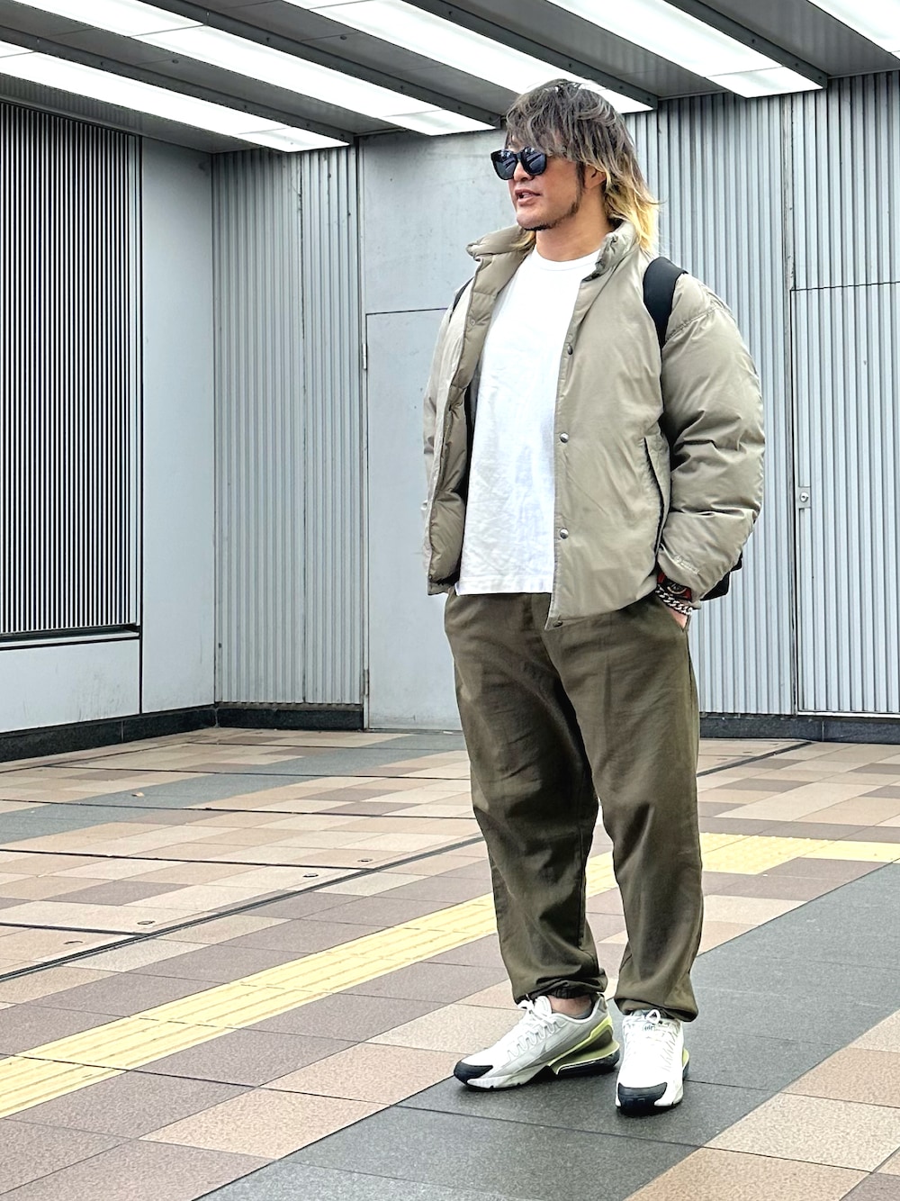 「新横浜」｜「GDCのアイテム（Tシャツ/カットソー、ホワイト系）」を使った、棚橋弘至さん（メンズ・181cm）の冬コーディネートの1枚目の写真
