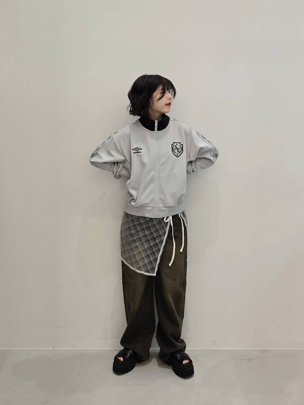 「個性派、ストリート、差し色コーデ、カジュアル、カジュアルコーデ、ALAND、韓国系、韓国ファッション、スポーティ、スポーツウェア、デニムパンツ」｜「UMBROの【UNISEX】UMBRO×ALAND／ショートトラックジャージ（ジャージ、グレー系）」を使った、ざわざわ⭐️さん（レディース・154cm）の秋コーディネートの1枚目の写真