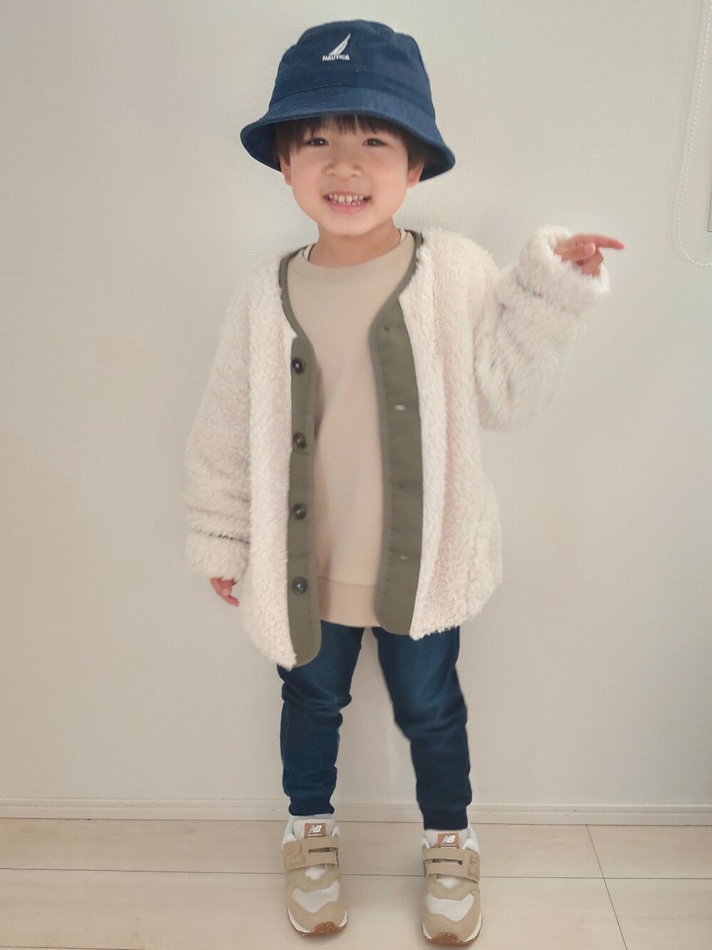 「モコモコアウター、プチプラコーデ、GLOBAL WORK、New Balance、Branshes、nautica、b.Room」｜「NAUTICAの【NAUTICA/ノーティカ】バケットハット（ハット、ブルー系）」を使った、Aya☆Yamaさん（キッズ・110cm）の冬コーディネートの1枚目の写真