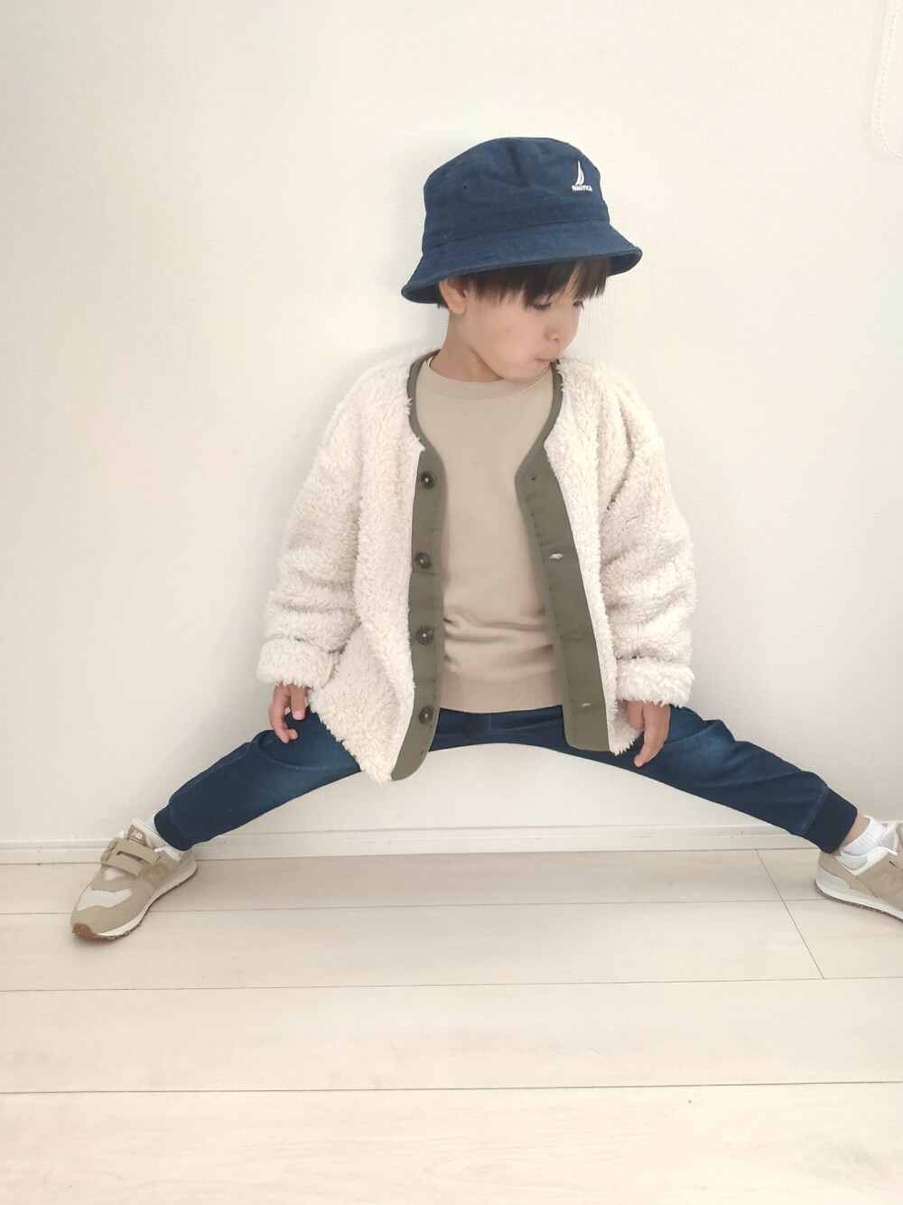 「モコモコアウター、プチプラコーデ、GLOBAL WORK、New Balance、Branshes、nautica、b.Room」｜「NAUTICAの【NAUTICA/ノーティカ】バケットハット（ハット、ブルー系）」を使った、Aya☆Yamaさん（キッズ・110cm）の冬コーディネートの4枚目の写真