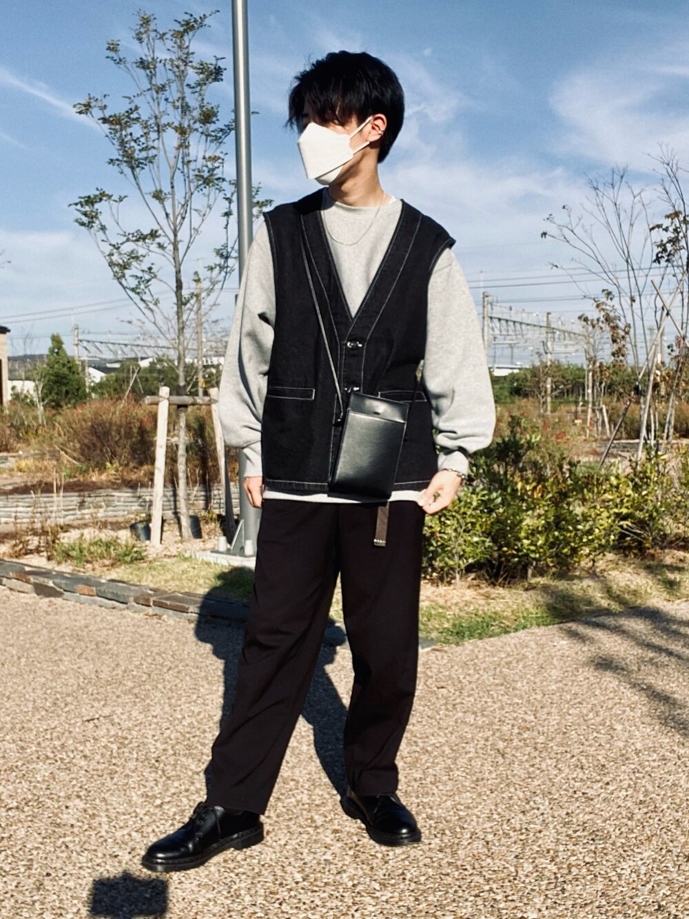 「WEARハロウィン2022、秋コーデ、シンプル、きれいめカジュアル、休日スタイル、スウェット、デニム、ベスト、ワイドパンツ、レザー、革靴、ミニバッグ、プチプラ、厚底シューズ」｜「GUのアイテム（スラックス、ブラック系）」を使った、ryoseiさん（メンズ・172cm）の秋コーディネートの1枚目の写真