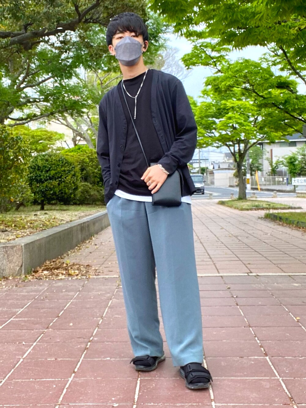 「春夏コーデ、きれいめカジュアル、黒、レイヤードスタイル、スラックス、カーディガン、サンダル、カラーパンツ、UNIQLO、ミニバッグ、古着MIX」｜「WEGOの■■■WEGO/ストラップサンダル■■■（サンダル、ブラック系）」を使った、ryoseiさん（メンズ・172cm）の春コーディネートの1枚目の写真
