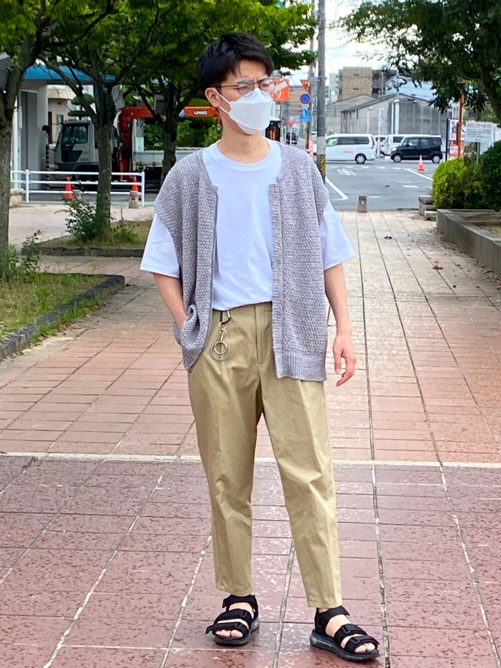 「ビッグシルエット、シンプル、夏コーデ、白Tシャツ、リドム、steaven alan、サングラス、サンダル」｜「Steven Alanの＜Steven Alan＞ VENTILE SUPER BAGGY TAPERED PANTS-JUST/パンツ（その他パンツ、ベージュ系）」を使った、ryoseiさん（メンズ・172cm）の夏コーディネートの1枚目の写真