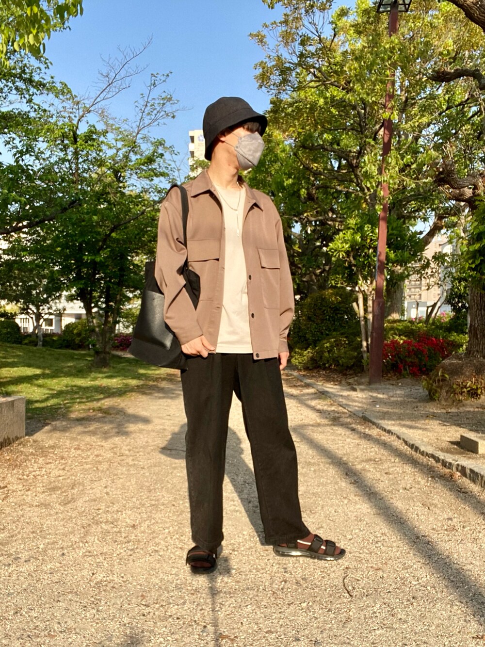 「春夏コーデ、オーバーサイズ、きれいめカジュアル、古着MIX、デニム、サンダル、トートバッグ、バケットハット」｜「KUUUPYのCanvas Tote Bag - キャンバストートバッグ（トートバッグ、ブラック系）」を使った、ryoseiさん（メンズ・172cm）の春コーディネートの1枚目の写真