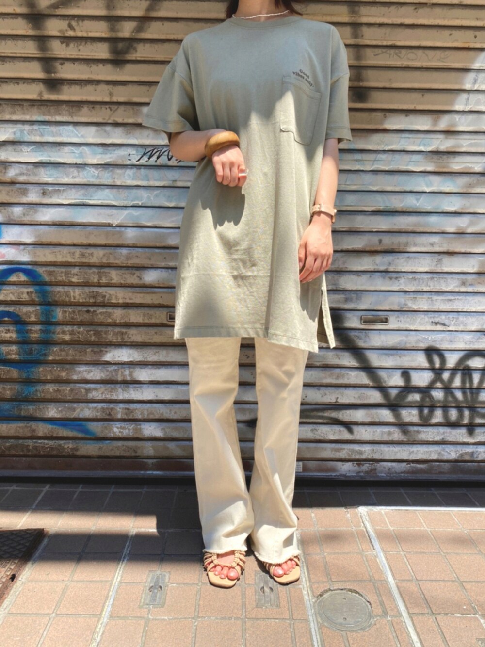 「cepo、ヤングcepo、カジュアル、夏コーデ、休日スタイル、低身長コーデ、パンツスタイル、バックプリント、デニムパンツ、Tシャツ」｜「cepoのバックロゴオーバーＴｅｅ（チュニック、グリーン系）」を使った、imaiさん（レディース・153cm）の夏コーディネートの1枚目の写真