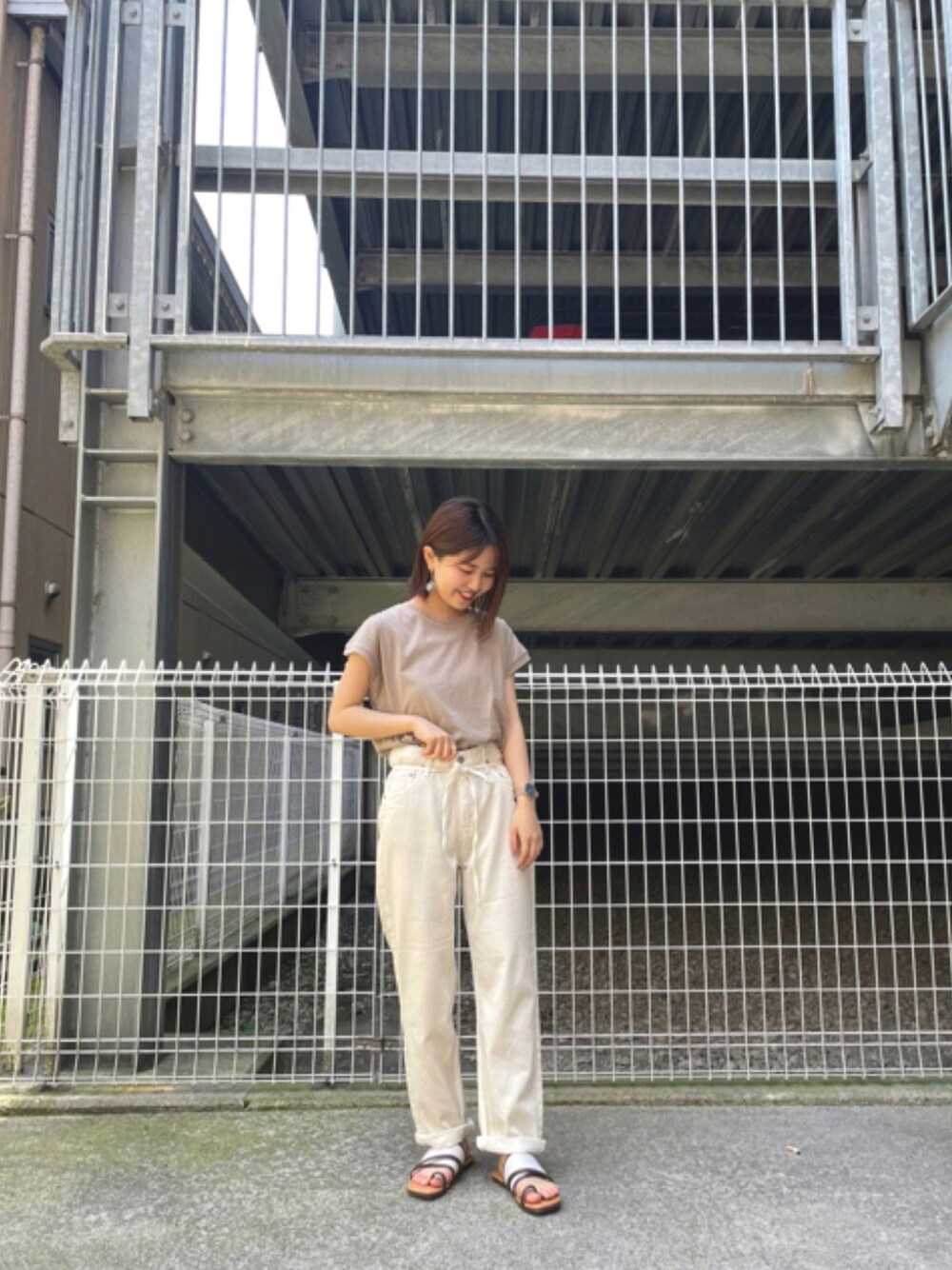 ベージュ系のTシャツ/カットソー、ホワイト系のデニムパンツを着用したレディースの夏コーディネートの1枚目の写真