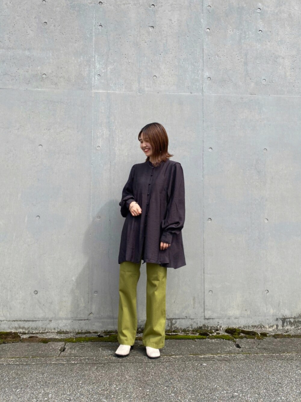 グリーン系のその他パンツ、ブラック系のシャツ/ブラウスを着用したレディースの秋コーディネートの1枚目の写真