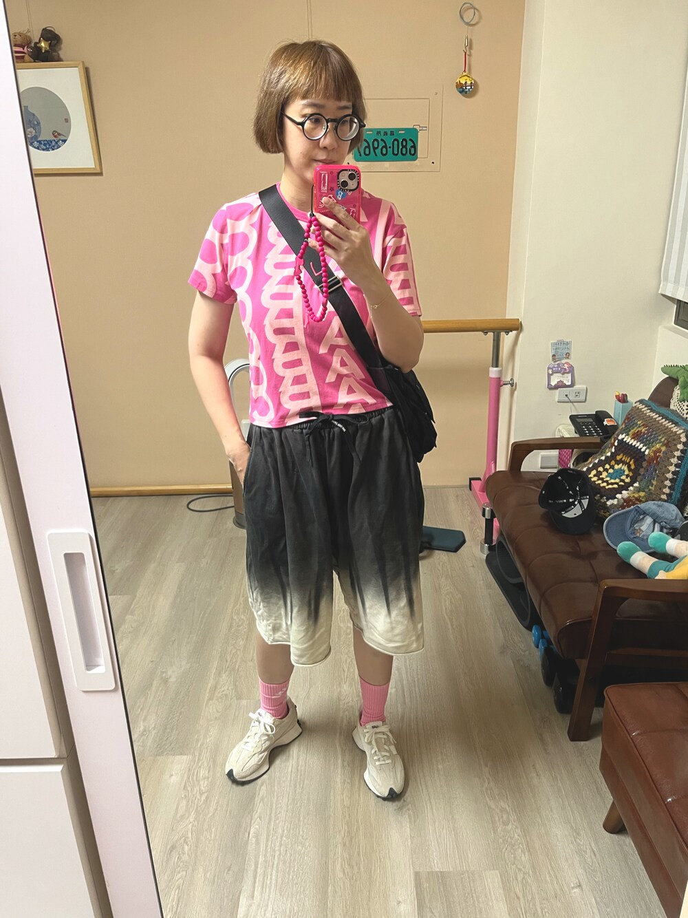 「MARC JACOBSのアイテム（Tシャツ/カットソー、ピンク系）」を使った、Eva     Wangさん（レディース・170cm）の春コーディネートの1枚目の写真