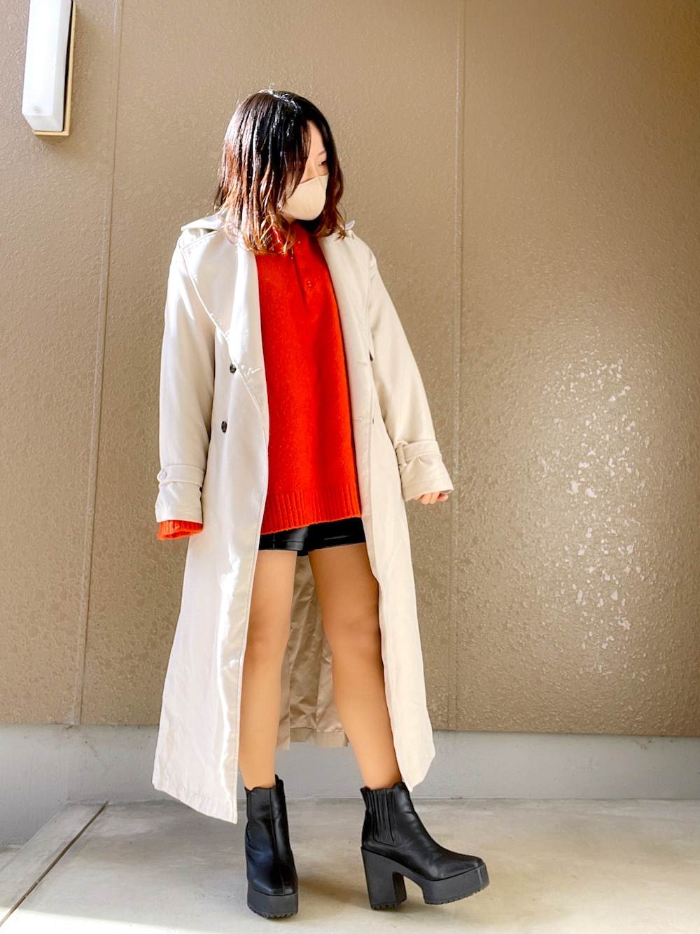 「服とコスメでなりたい自分に、クリスマスに着たい服、ショートブーツ、ショートパンツ、レザーパンツ、トレンチコート」｜「dazzlinのサイドゴアショートブーツ（ブーツ、ブラック系）」を使った、かすみんさん（レディース・153cm）の冬コーディネートの1枚目の写真