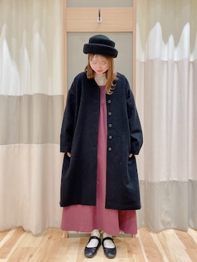 「パープル×黒」｜「アイテム（ノーカラーコート）」を使った、あやかさん（レディース・153cm）の冬コーディネート