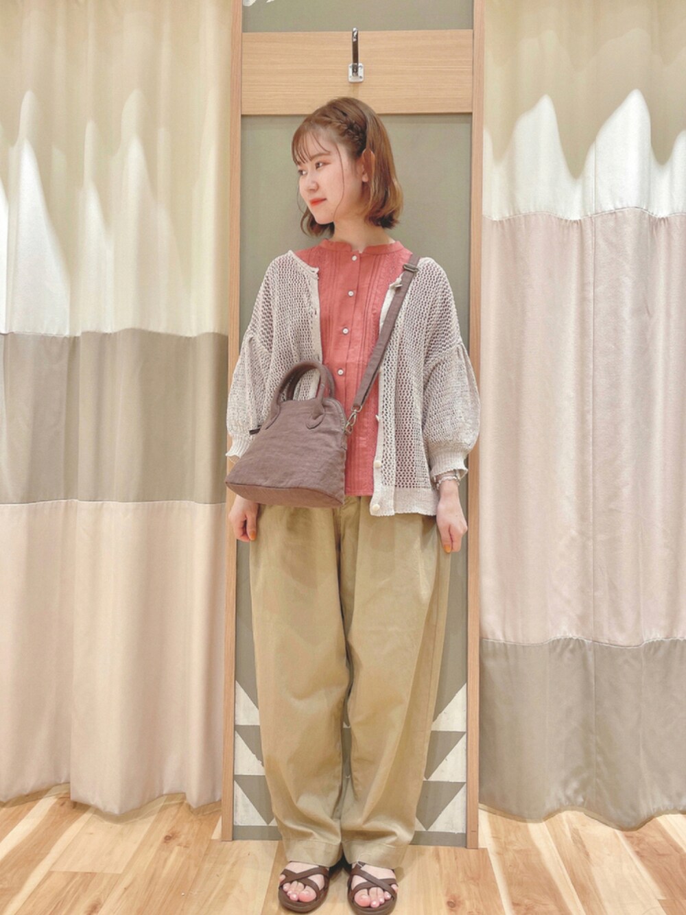 ベージュ系のその他パンツ、ブラウン系のショルダーバッグ、ホワイト系のカーディガン/ボレロを着用したレディースの夏コーディネートの1枚目の写真