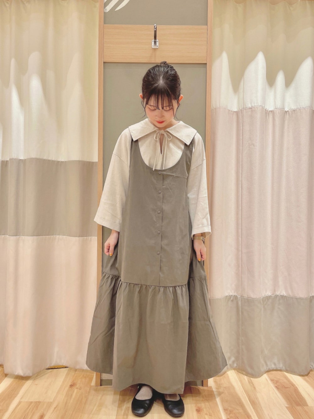 ホワイト系のシャツ/ブラウス、ブラウン系のワンピース、ブラック系のバレエシューズを着用したレディースの夏コーディネートの1枚目の写真